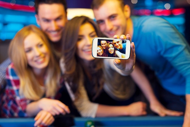 tahtaraja77 platform showing football markets, live-dealer tables, and esports betting categories